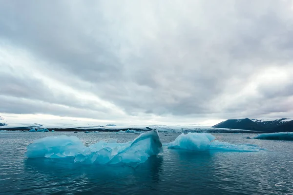 Icebergs dans la lagune glaciaire de Jokulsarlon — Photo