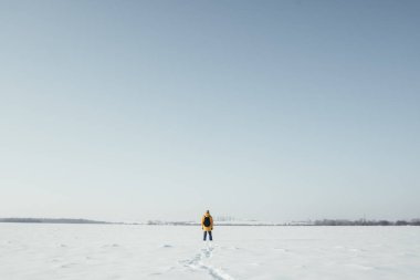 Sarı ceketli Yalnız gezgin