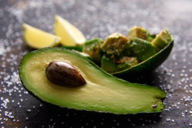 Tahtada taze avokado meyvesi.