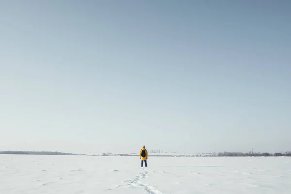 노란 재킷에 혼자 여행자 — 스톡 사진