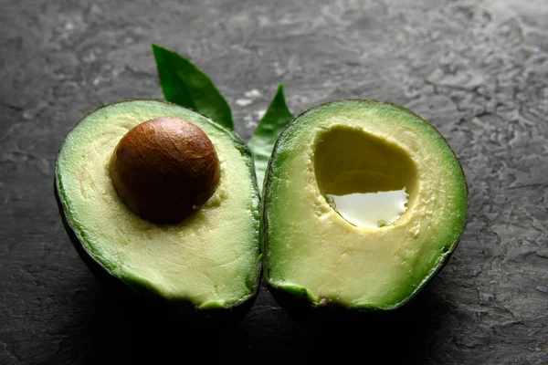 Fruits frais d'avocat sur une planche en bois — Photo