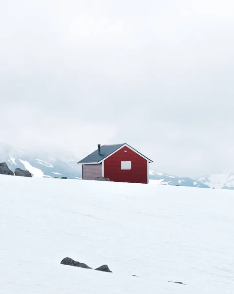 Casa de madeira vermelha típica norwegian — Fotografia de Stock