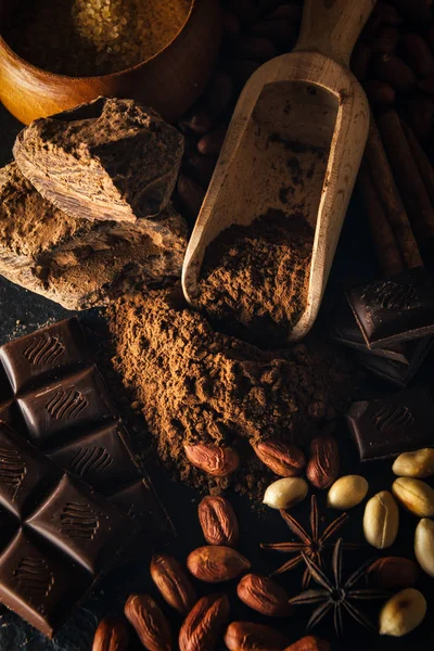 Cacaopoeder, chocolade, noten en specerijen — Stockfoto