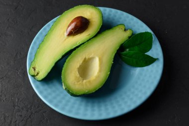 Tahtada taze avokado meyvesi.