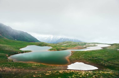 Koruldi lake Kafkas Dağları üzerinde yaz saati