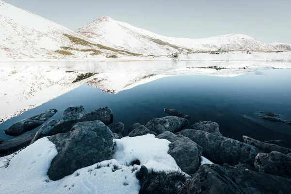 Lago di montagna ghiacciato con ghiaccio blu — Foto Stock