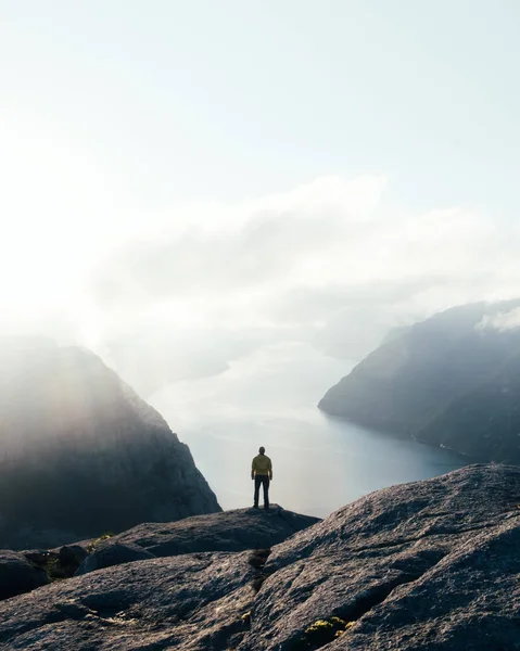 Misty ochtend op Preikestolen — Stockfoto