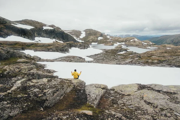 Τυπικό νορβηγικό τοπίο με χιονισμένα βουνά — Φωτογραφία Αρχείου