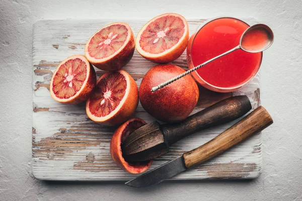 Rode Siciliaanse oranje stukken op houten plank closeup — Stockfoto