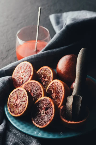 Rode Siciliaanse oranje stukken op blauw bord closeup — Stockfoto