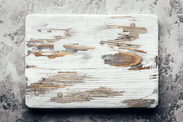 Стара сільська біла дерев'яна дошка на гранжевому бетонному столі — стокове фото