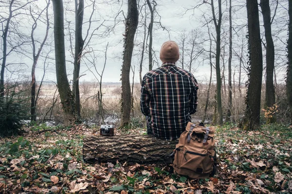 Hombre con mochila en bosque salvaje — Foto de Stock