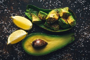 Tahtada taze avokado meyvesi.