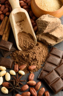 Kakao tozu, çikolata, fındık ve baharatlar