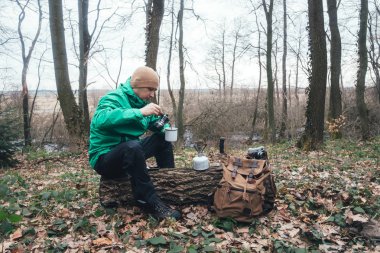 Sırt çantası vahşi orman içinde olan adam