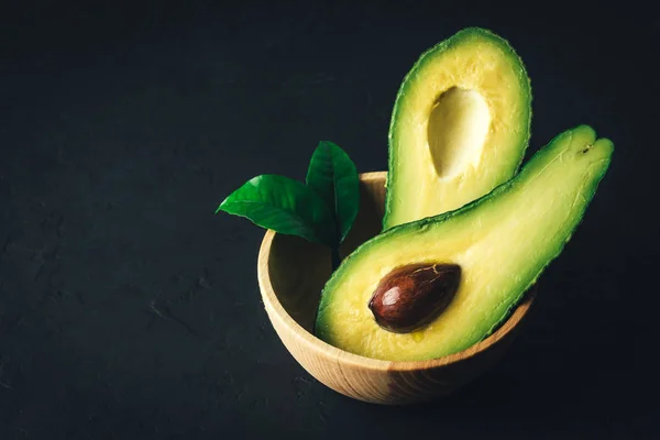 Fruta fresca del aguacate en una tabla de madera —  Fotos de Stock