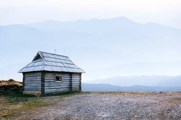 Horská chata při východu slunce. — Stock fotografie