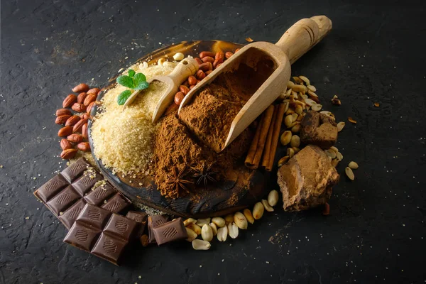 Proszek kakaowy, czekolada, orzechy i przyprawy — Zdjęcie stockowe