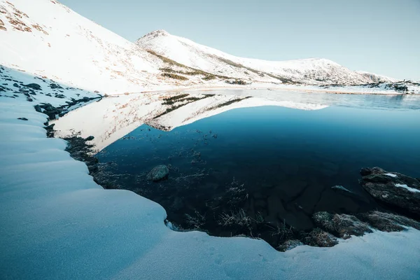 结冰的高山湖，蓝冰 — 图库照片