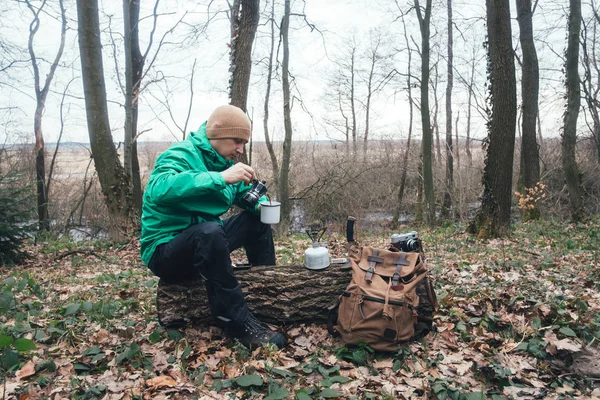 Sırt çantası vahşi orman içinde olan adam