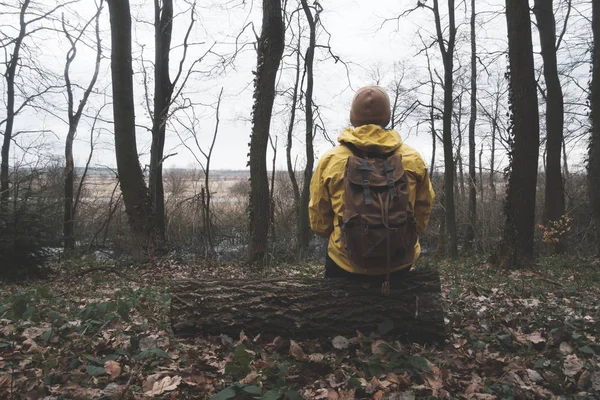 Homem com mochila na floresta selvagem — Fotografia de Stock