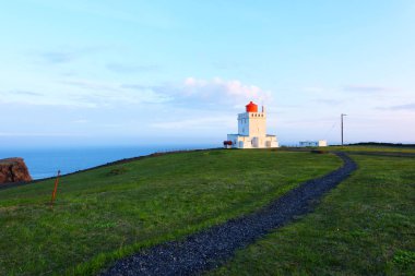 Cape Dyrholaey 'deki beyaz deniz feneri.