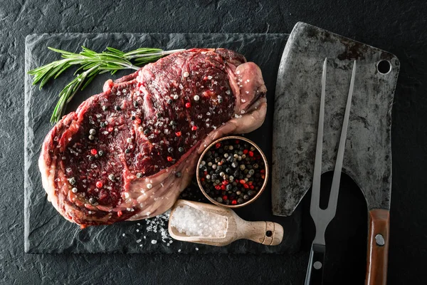Marbling ribeye steak on black plate — Stock Photo, Image