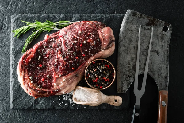 Filete de ribeye jaspeado en plato negro — Foto de Stock