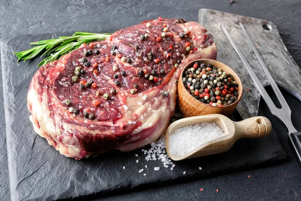 Mramorování ribeye steak na černém plátu — Stock fotografie