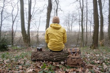 Sırt çantası vahşi orman içinde olan adam