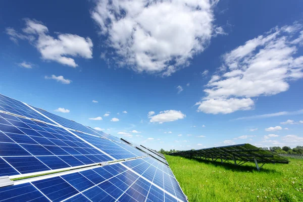 青い空の背景に太陽電池パネル — ストック写真