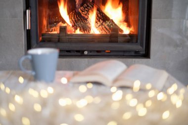 Kitap ve çayla Hygge kavramı
