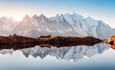 Fransa Alpleri 'ndeki Lac Blanc Gölü' nde güneşli bir gün.