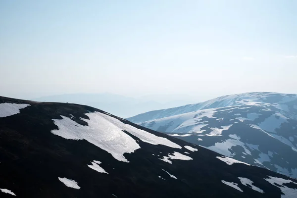 Çıplak ormanlı karlı tepeler — Stok fotoğraf