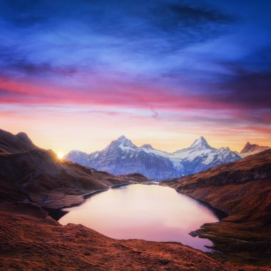 İsviçre Alpleri 'ndeki Bachalpsee Gölü manzarası