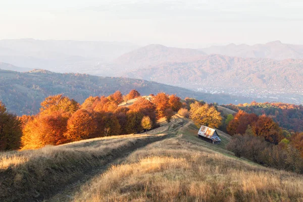 Pintoresco prado de otoño con casa de madera —  Fotos de Stock
