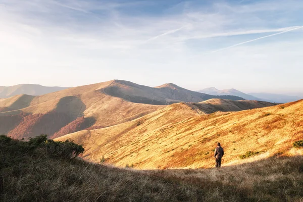 Silueta de hombre en las montañas de otoño — Foto de Stock