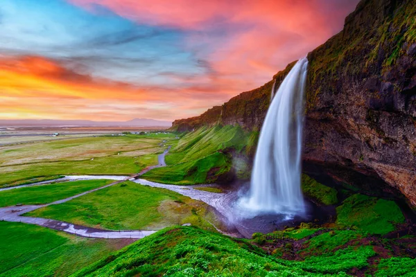 Východ slunce na Seljalandfoss vodopád — Stock fotografie