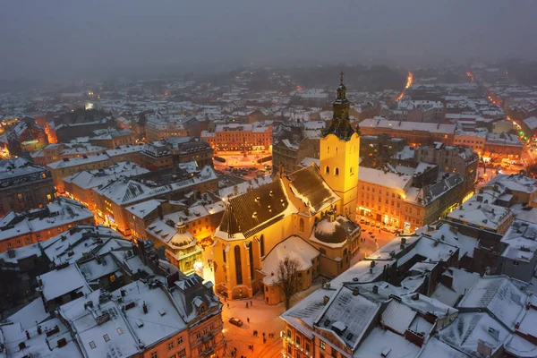 Gorgée paysage urbain de l'hiver ville de Lviv — Photo