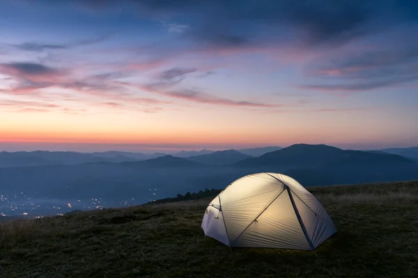 Tenda grigia illuminata dall'interno — Foto Stock