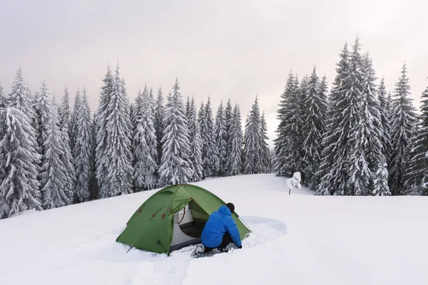 冬の山で緑のテント — ストック写真