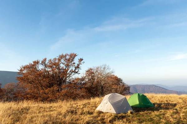 秋の山の中で素晴らしい牧草地の2つのテント — ストック写真