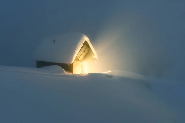 Fantastisch landschap met besneeuwd huis — Stockfoto