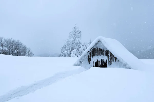 Fantastiskt landskap med snöigt hus — Stockfoto