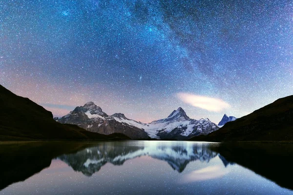 Incrível vista noturna do lago Bachalpsee — Fotografia de Stock