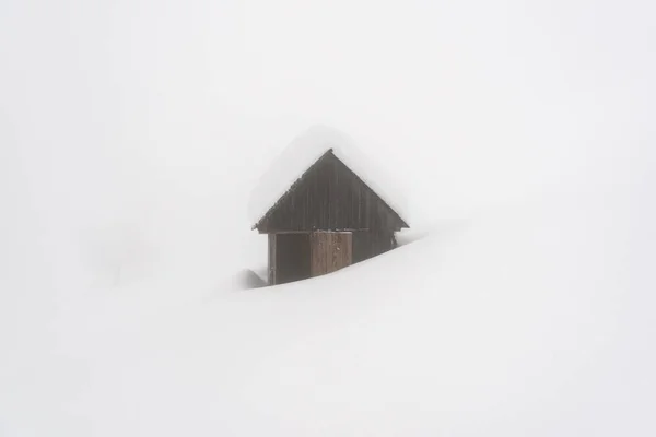 Paisaje minimalista de invierno con casa de madera —  Fotos de Stock