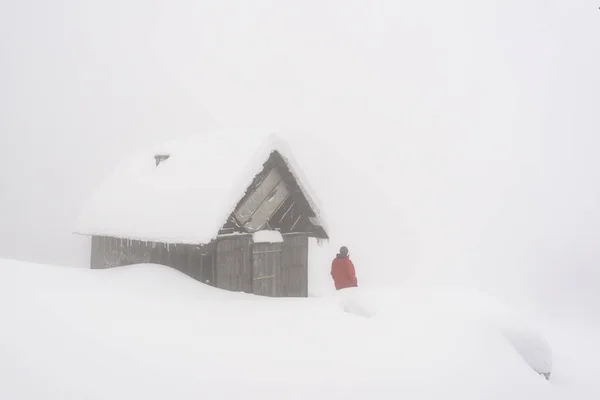 Minimalistisch winterlandschap met houten huis — Stockfoto