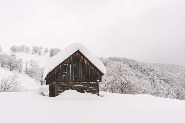 Minimalistic winter landscape with wooden house — Stock Photo, Image