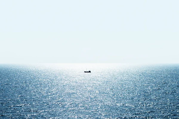 Samotny statek rybacki na oceanie — Zdjęcie stockowe