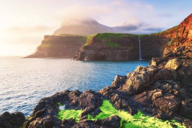 Gasadalur 'daki Mulafossur şelalesi, Faroe Adaları' ndaki Vagar Adası..